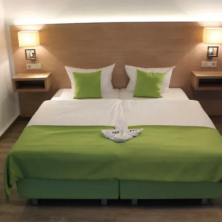 מלון Parkhotel Forsthaus 4*